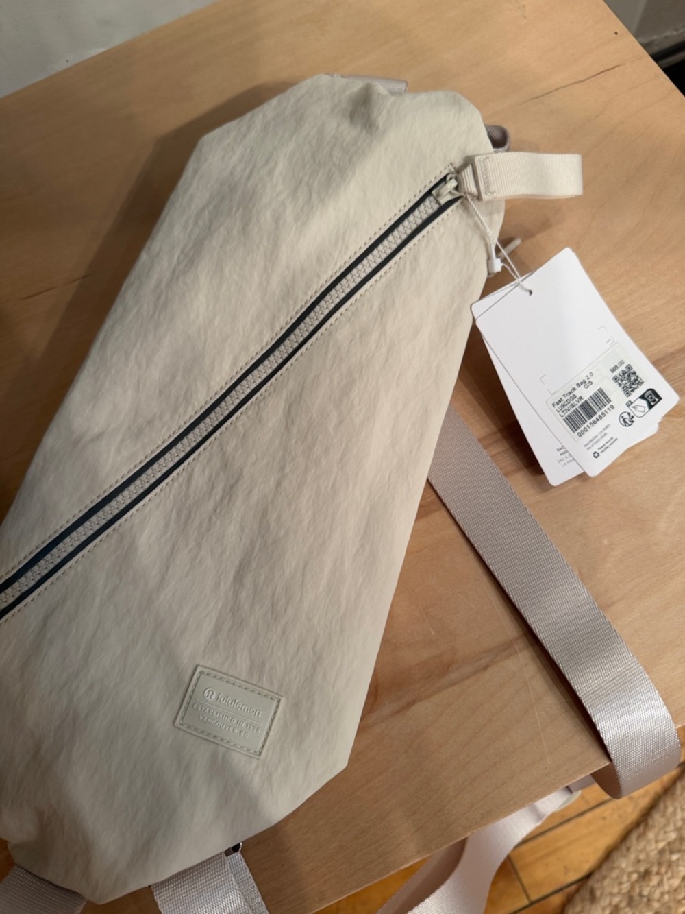Lululemon Fast Track Bag 2.0 NWT - Picture 3 of 4